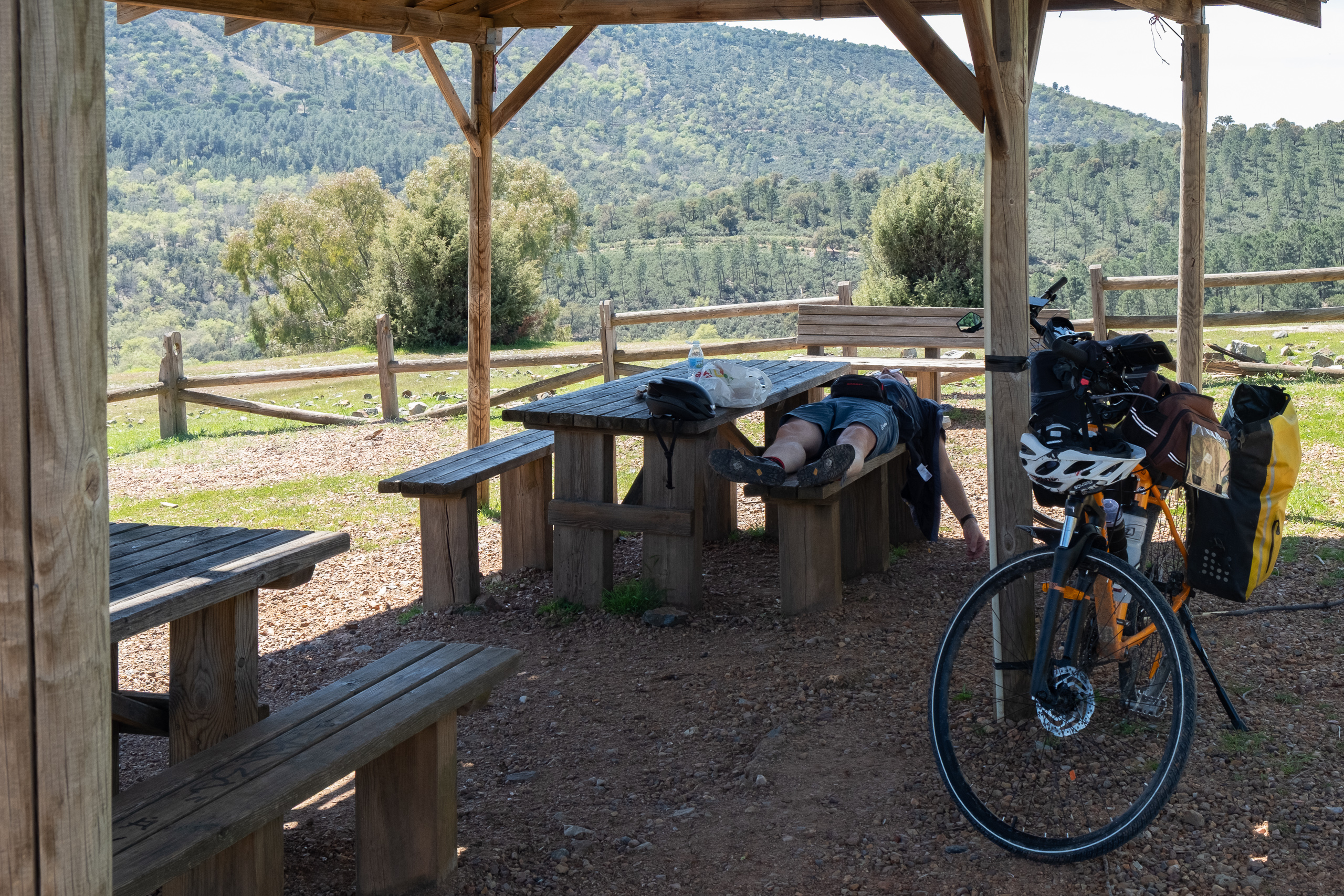 Mittagspause im Schatten – flach hinlegen nach den anstrengenden Kilometern